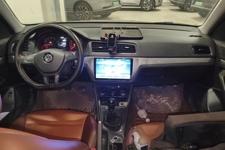 Used Volkswagen Lavida 2015 1.6L Manual Fashion Edition Center Console