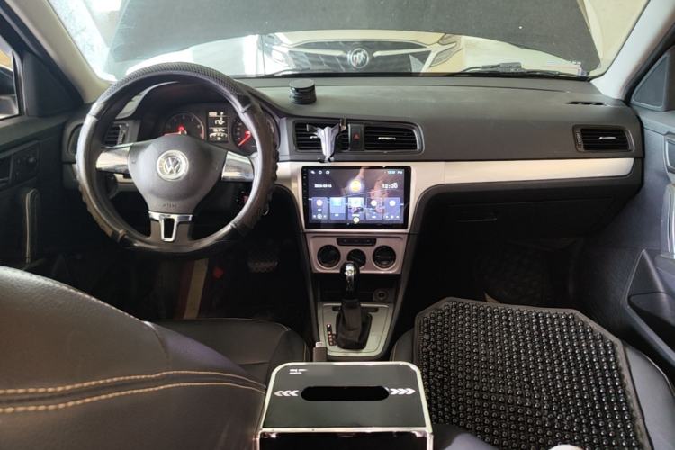 Used Volkswagen Lavida 2015 1.6L Automatic Fashion Edition Center Console
