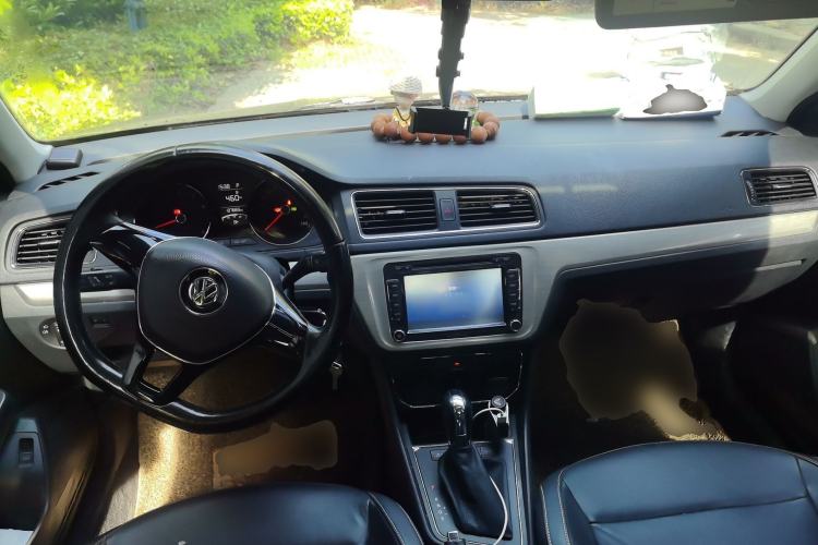 Used Volkswagen Lavida 2015 1.6L Automatic Comfort Edition Center Console