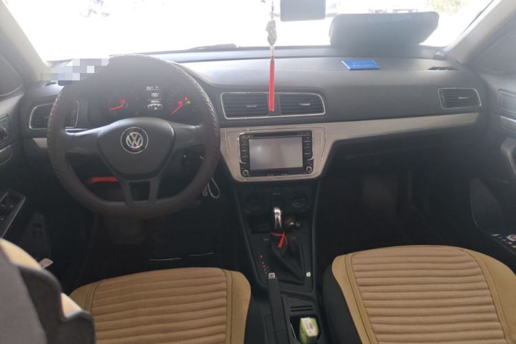 Used Volkswagen Lavida 2015 1.6L Automatic Fashion Edition Center Console
