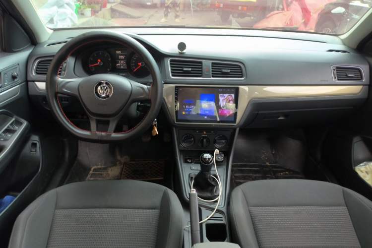 Used Volkswagen Lavida 2015 1.6L Manual Fashion Edition Center Console