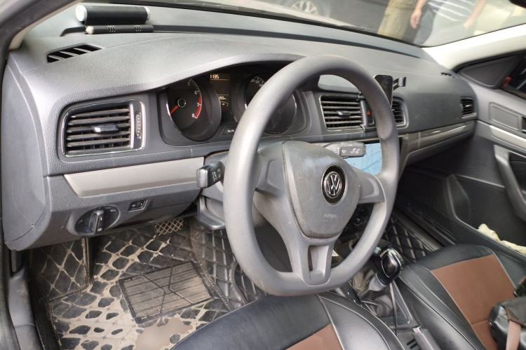 Used Volkswagen Lavida 2015 1.6L Automatic Fashion Edition Center Console