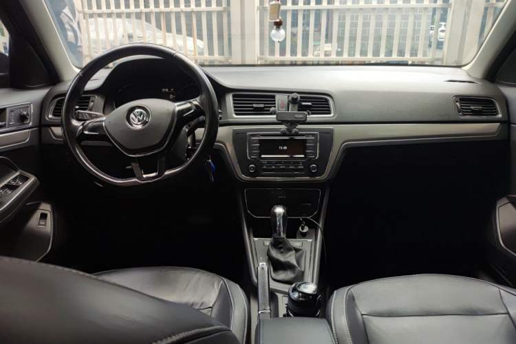 Used Volkswagen Lavida 2015 1.6L Automatic Comfort Edition Center Console