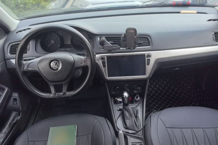 Used Volkswagen Lavida 2015 1.6L Automatic Fashion Edition Center Console