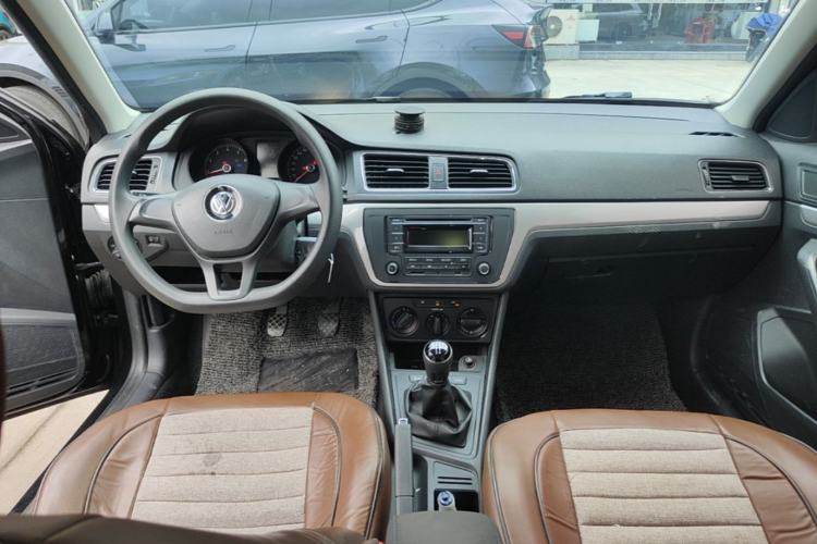 Used Volkswagen Lavida 2015 1.6L Manual Fashion Edition Center Console