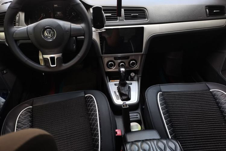 Used Volkswagen Lavida 2015 1.6L Automatic Fashion Edition Center Console