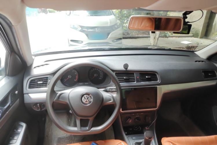 Used Volkswagen Lavida 2015 1.6L Manual Fashion Edition Center Console