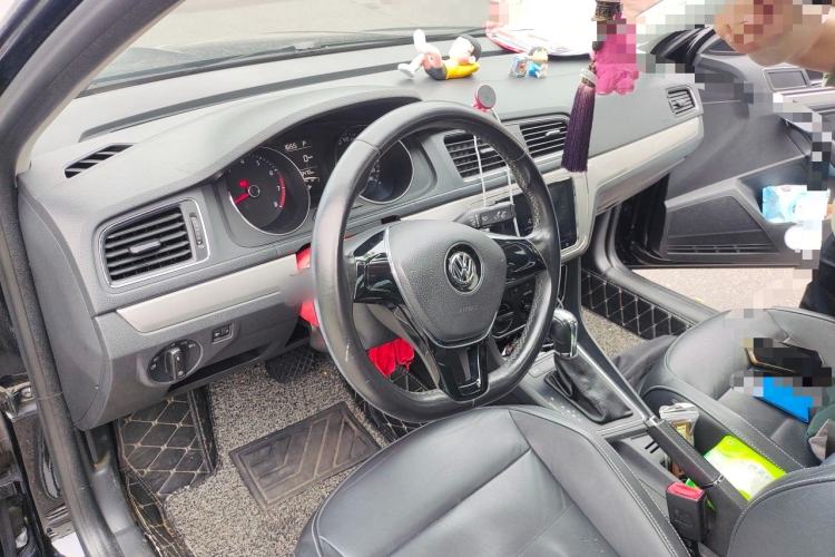 Used Volkswagen Lavida 2015 1.6L Automatic Comfort Edition Center Console