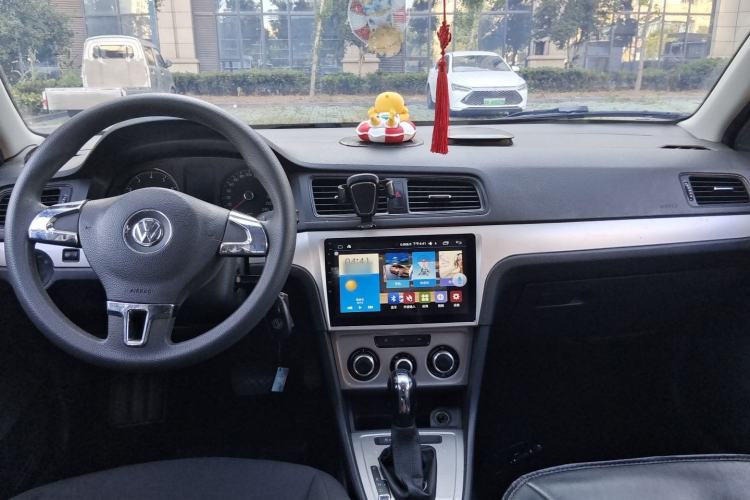 Used Volkswagen Lavida 2015 1.6L Automatic Fashion Edition Center Console