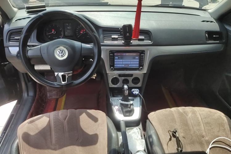 Used Volkswagen Lavida 2015 1.6L Automatic Fashion Edition Center Console
