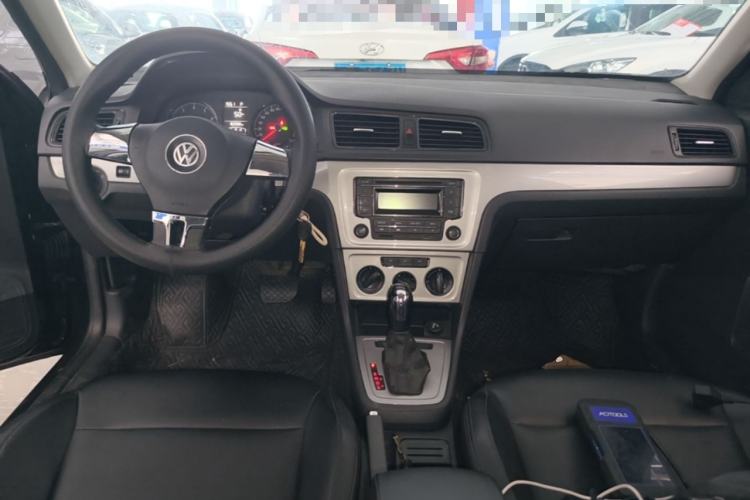 Used Volkswagen Lavida 2015 1.6L Automatic Fashion Edition Center Console