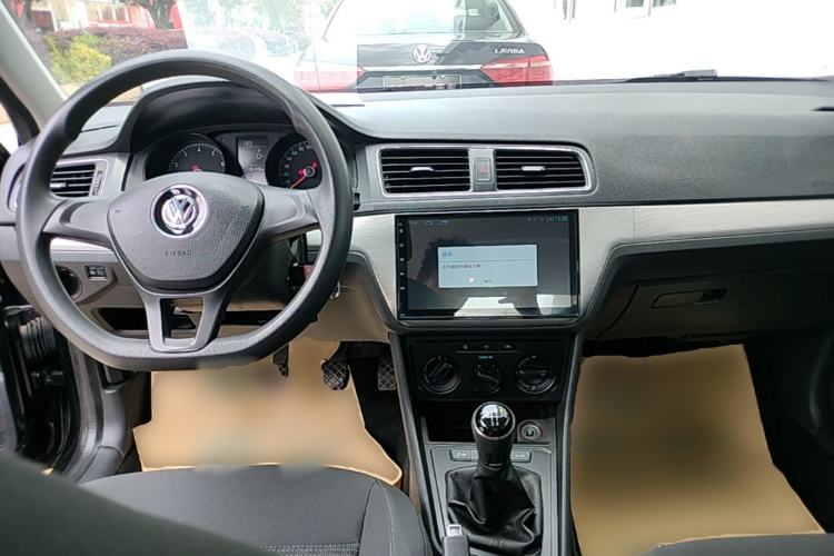 Used Volkswagen Lavida 2015 1.6L Manual Fashion Edition Center Console