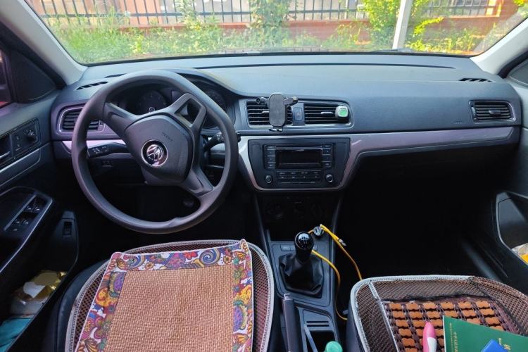 Used Volkswagen Lavida 2015 1.6L Manual Fashion Edition Center Console