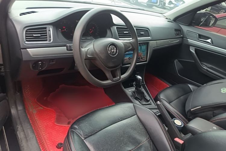 Used Volkswagen Lavida 2015 1.6L Automatic Fashion Edition Center Console