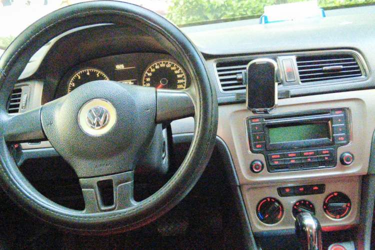 Used Volkswagen Lavida 2015 1.6L Automatic Fashion Edition Center Console