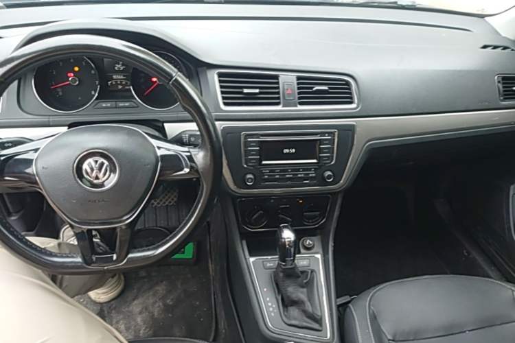 Used Volkswagen Lavida 2015 1.6L Automatic Comfort Edition Center Console