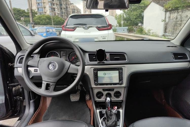Used Volkswagen Lavida 2015 1.6L Automatic Comfort Edition Center Console