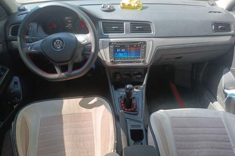 Used Volkswagen Lavida 2015 1.6L Manual Fashion Edition Center Console