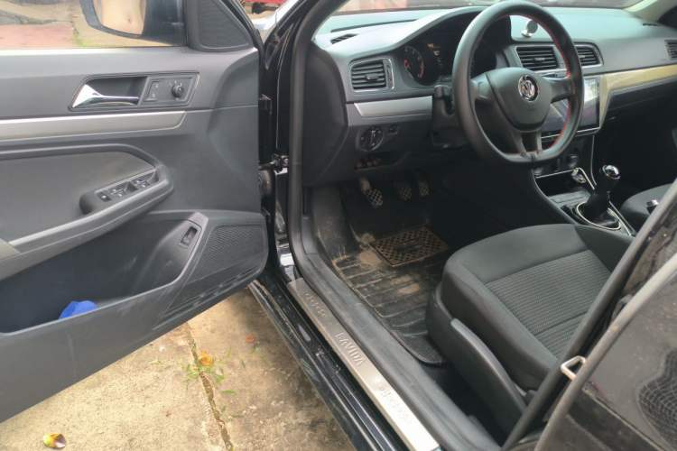Used Volkswagen Lavida 2015 1.6L Manual Fashion Edition Driver Seat