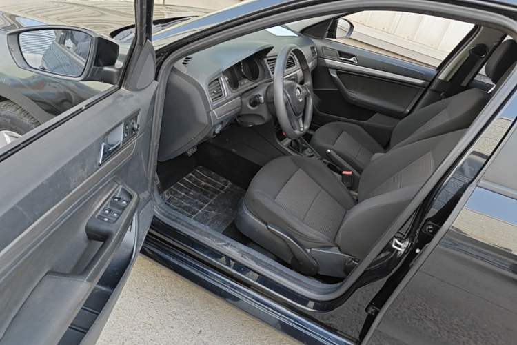 Used Volkswagen Lavida 2015 1.6L Automatic Fashion Edition Driver Seat