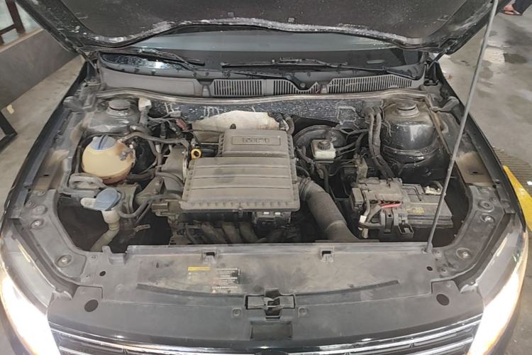 Used Volkswagen Lavida 2015 1.6L Manual Fashion Edition Engine Bay