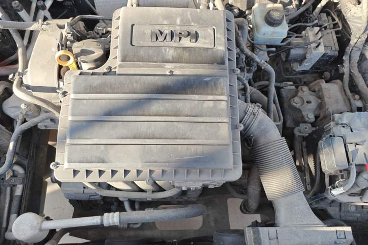 Used Volkswagen Lavida 2015 1.6L Manual Fashion Edition Engine Bay