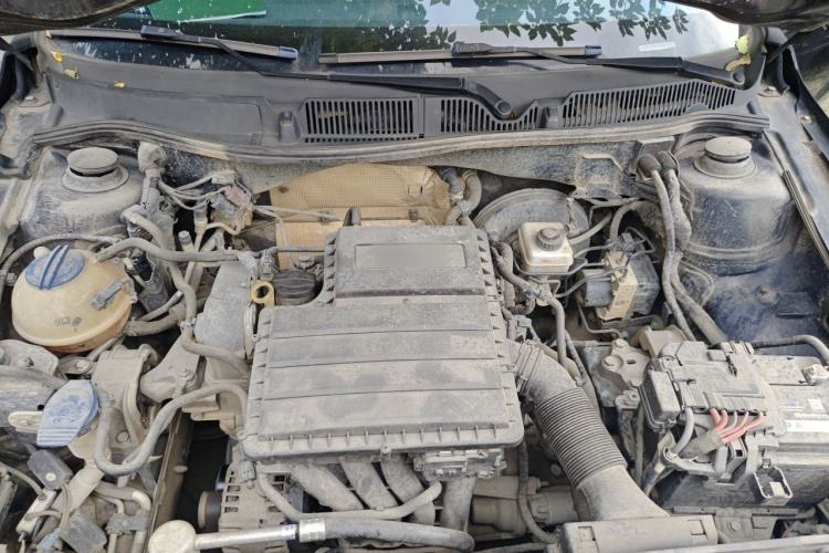 Used Volkswagen Lavida 2015 1.6L Manual Fashion Edition Engine Bay