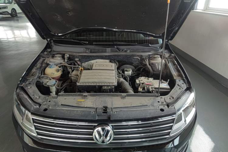 Used Volkswagen Lavida 2015 1.6L Manual Fashion Edition Engine Bay
