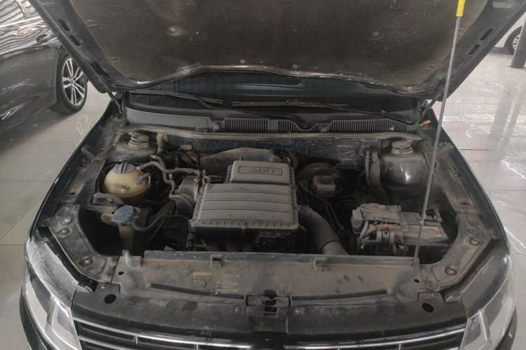 Used Volkswagen Lavida 2015 1.6L Automatic Comfort Edition Engine Bay