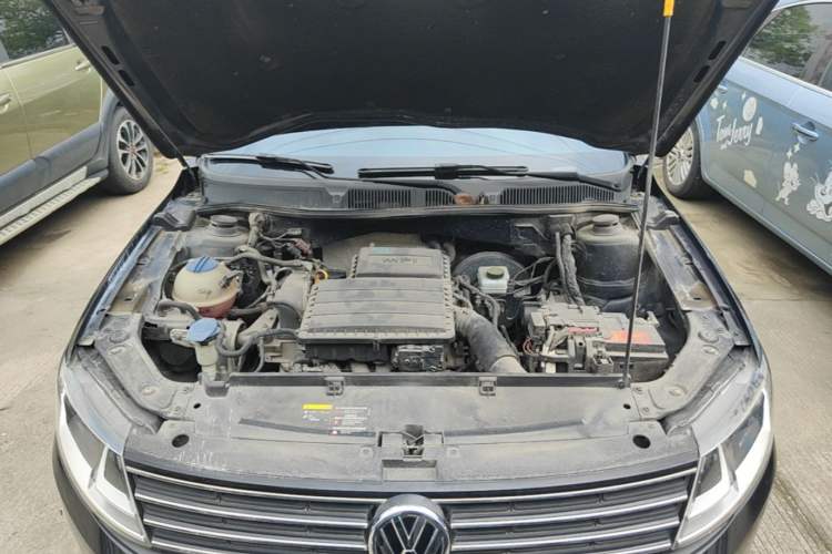 Used Volkswagen Lavida 2015 1.6L Manual Fashion Edition Engine Bay