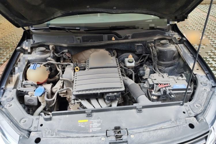 Used Volkswagen Lavida 2015 1.6L Manual Fashion Edition Engine Bay