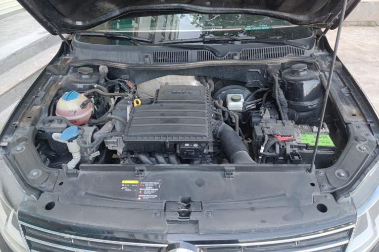 Used Volkswagen Lavida 2015 1.6L Manual Comfort Edition Engine Bay