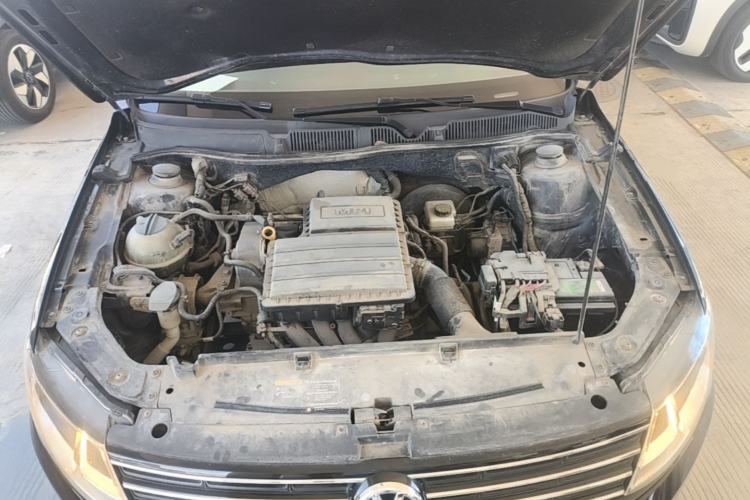 Used Volkswagen Lavida 2015 1.6L Manual Fashion Edition Engine Bay