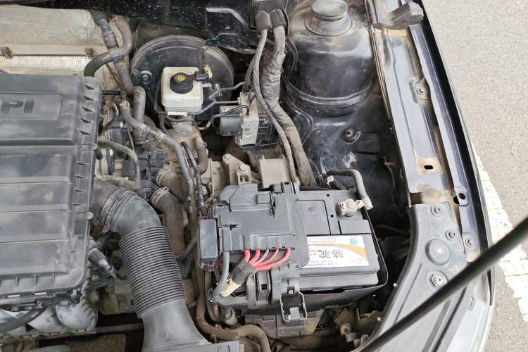 Used Volkswagen Lavida 2015 1.6L Automatic Comfort Edition Engine Bay Left