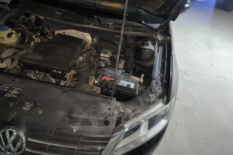 Used Volkswagen Lavida 2015 1.6L Manual Fashion Edition Engine Bay Left