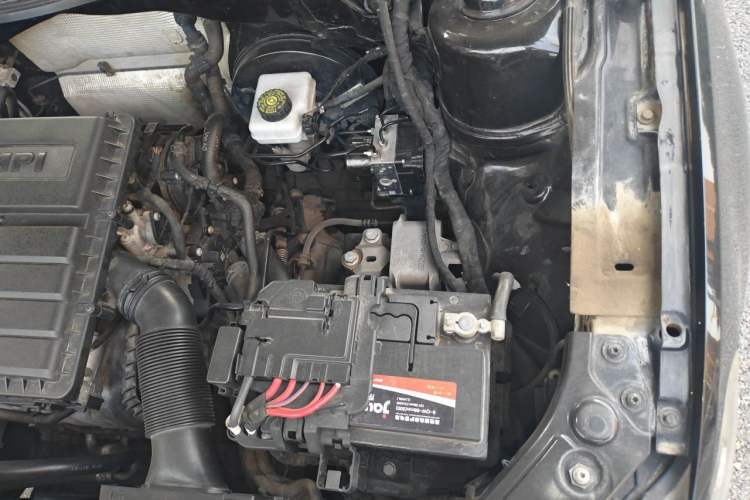 Used Volkswagen Lavida 2015 1.6L Manual Fashion Edition Engine Bay Left