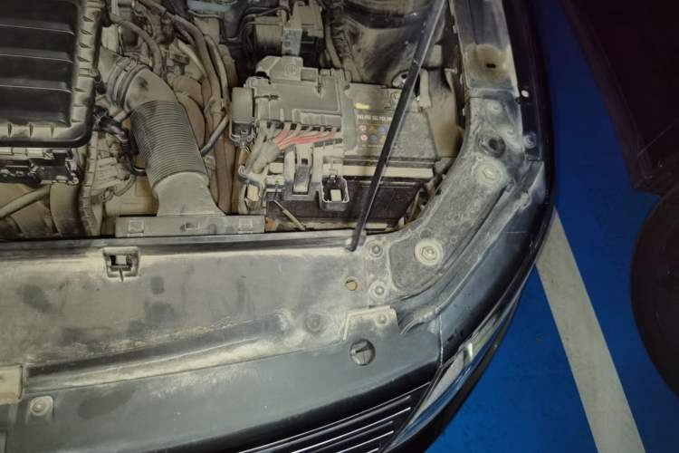 Used Volkswagen Lavida 2015 1.6L Automatic Fashion Edition Engine Bay Left