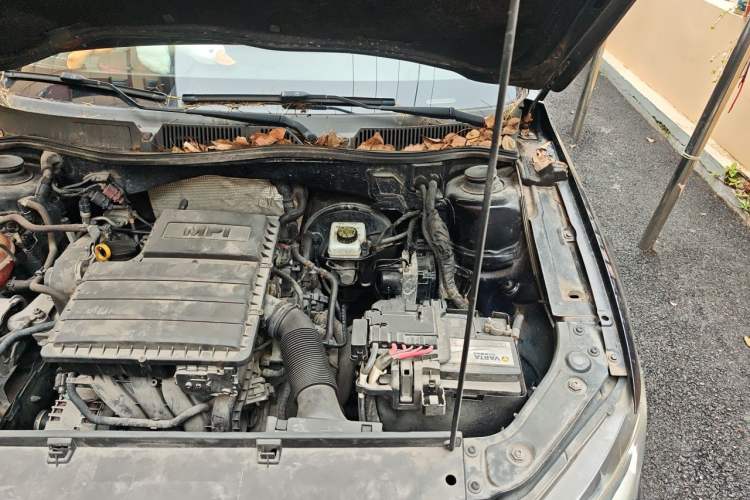 Used Volkswagen Lavida 2015 1.6L Manual Comfort Edition Engine Bay Left