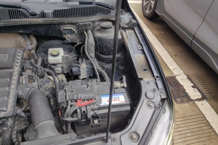 Used Volkswagen Lavida 2015 1.6L Automatic Comfort Edition Engine Bay Left