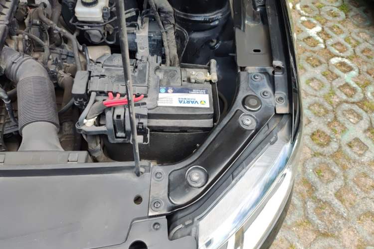 Used Volkswagen Lavida 2015 1.6L Automatic Comfort Edition Engine Bay Left