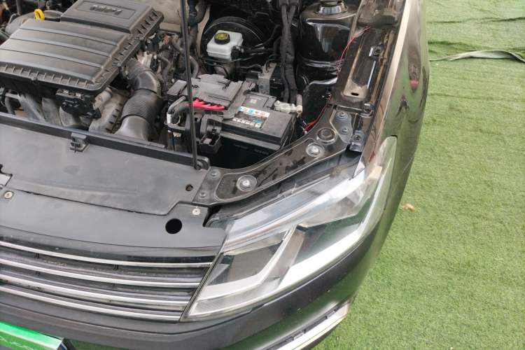 Used Volkswagen Lavida 2015 1.6L Manual Fashion Edition Engine Bay Left