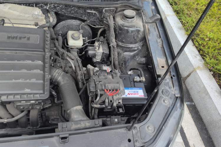 Used Volkswagen Lavida 2015 1.6L Automatic Fashion Edition Engine Bay Left