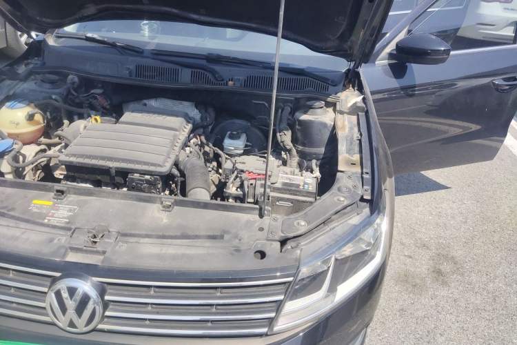 Used Volkswagen Lavida 2015 1.6L Automatic Comfort Edition Engine Bay Left