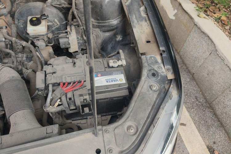 Used Volkswagen Lavida 2015 1.6L Automatic Fashion Edition Engine Bay Left