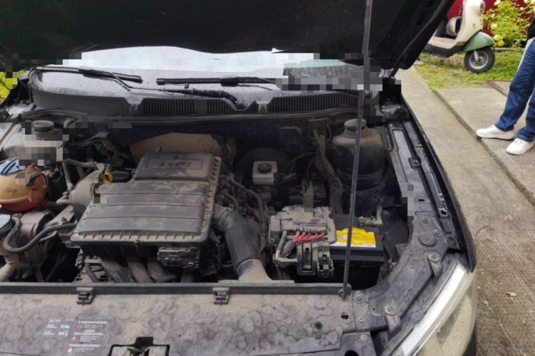 Used Volkswagen Lavida 2015 1.6L Automatic Fashion Edition Engine Bay Left