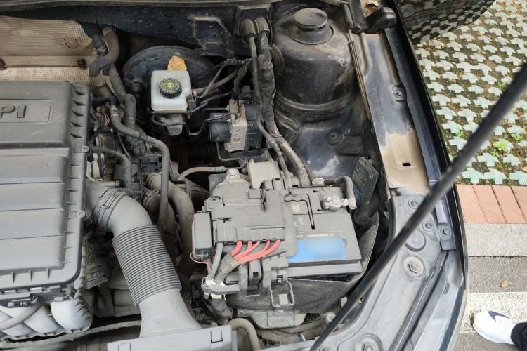 Used Volkswagen Lavida 2015 1.6L Manual Fashion Edition Engine Bay Left