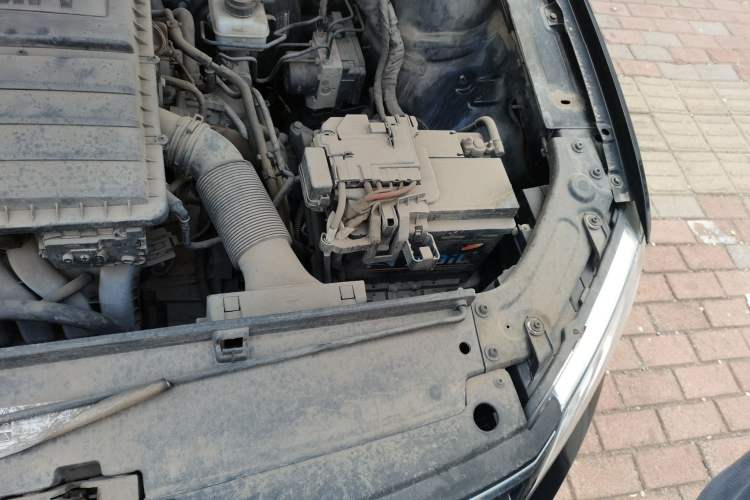 Used Volkswagen Lavida 2015 1.6L Automatic Fashion Edition Engine Bay Left