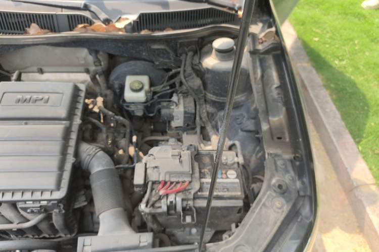 Used Volkswagen Lavida 2015 1.6L Manual Comfort Edition Engine Bay Left