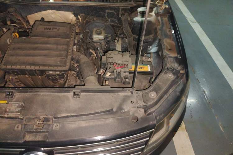 Used Volkswagen Lavida 2015 1.6L Automatic Comfort Edition Engine Bay Left