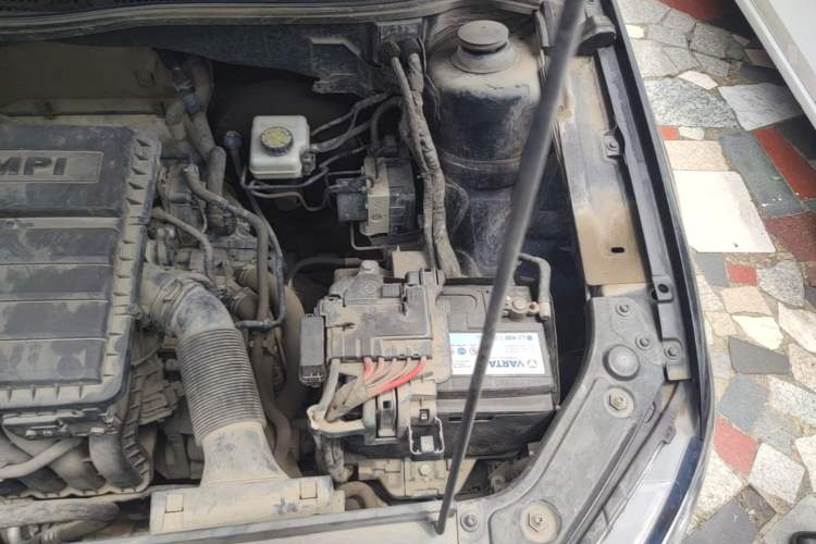 Used Volkswagen Lavida 2015 1.6L Manual Comfort Edition Engine Bay Left